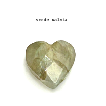 Carica l'immagine nel visualizzatore di Gallery, Orecchino singolo con cuoricino in pietra dura