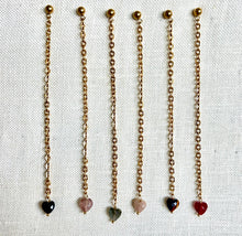 Carica l'immagine nel visualizzatore di Gallery, Orecchino singolo con cuoricino in pietradura