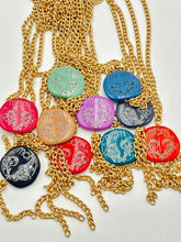 Carica l'immagine nel visualizzatore di Gallery, Collana Momi con Cialda in resina