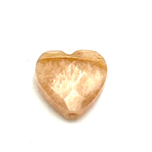 Carica l'immagine nel visualizzatore di Gallery, Orecchino singolo con cuoricino in pietradura