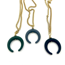 Carica l'immagine nel visualizzatore di Gallery, Catena Alluminio Dorata con Mezzaluna in Resina Gommata