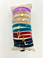 Carica l'immagine nel visualizzatore di Gallery, Bracciale in Velluto elasticizzato con ciondolino