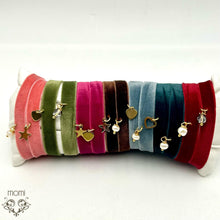 Carica l'immagine nel visualizzatore di Gallery, Bracciale in Velluto elasticizzato con ciondolino