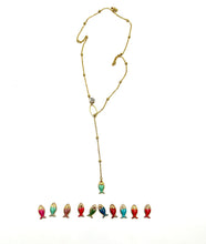 Carica l'immagine nel visualizzatore di Gallery, Collana  dorata in acciaio e pallini con ciondolo "Pesce"