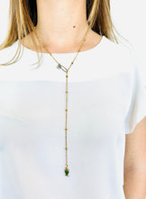 Carica l'immagine nel visualizzatore di Gallery, Collana  dorata in acciaio e pallini con ciondolo "Pesce"