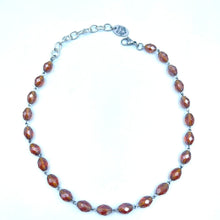 Carica l'immagine nel visualizzatore di Gallery, Collana con cristalli oliva incatenati