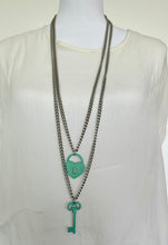 Carica l'immagine nel visualizzatore di Gallery, Collana doppia con Cuore e Chiave in Resina