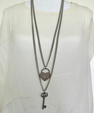 Carica l'immagine nel visualizzatore di Gallery, Collana doppia con Cuore e Chiave in Resina