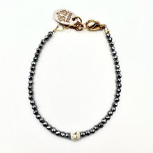 Carica l'immagine nel visualizzatore di Gallery, Bracciale Ematite brunita con pepite e madreperla con stella