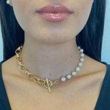 Carica l'immagine nel visualizzatore di Gallery, Collana corta o bracciale doppio giro chiusura a T dorata