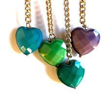 Carica l'immagine nel visualizzatore di Gallery, Catena alluminio dorata con cuore in vetro