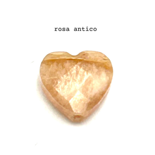 Carica l'immagine nel visualizzatore di Gallery, Orecchino singolo con cuoricino in pietra dura
