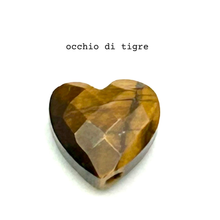 Carica l'immagine nel visualizzatore di Gallery, Orecchino singolo con cuoricino in pietra dura
