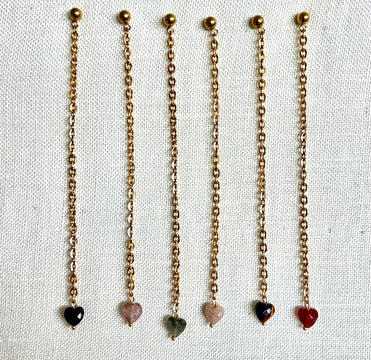 Orecchino singolo con cuoricino in pietradura