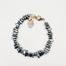 Carica l&#39;immagine nel visualizzatore di Gallery, Bracciale Ematite brunita con pepite irregolari
